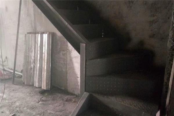 如何在不破坏建筑结构的前提下拆除混泥土楼梯？