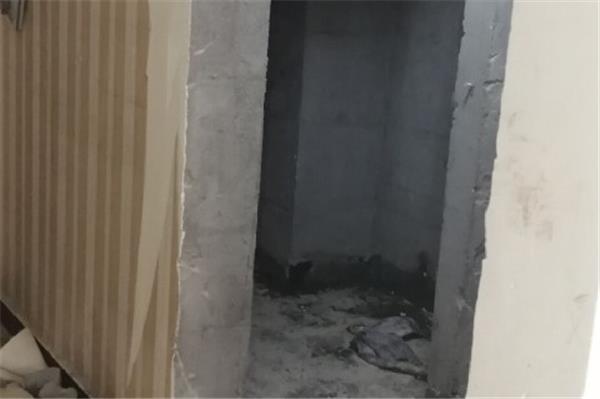 装修时在厕所和卧室的墙上开了个门洞。
