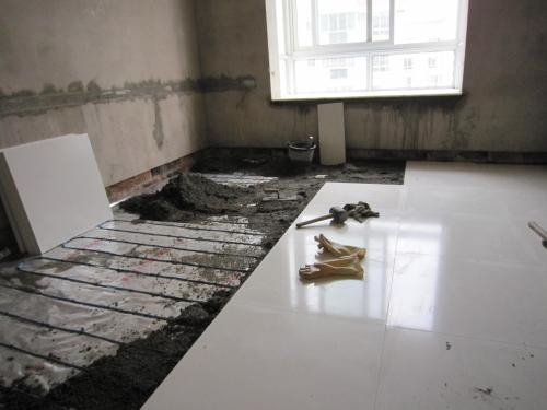 拆地砖时如何不破坏地暖管？