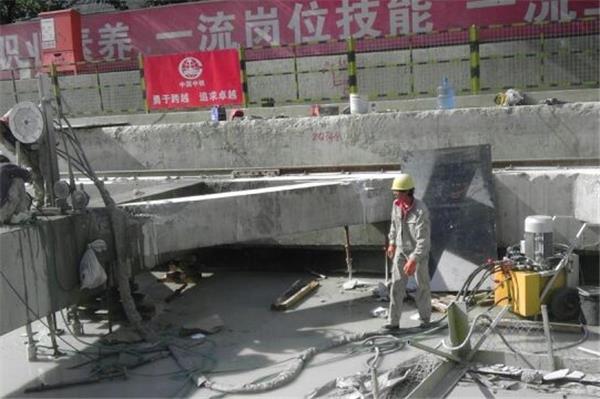 混凝土切割拆除工程，如何在顶板上切割拆除开洞口？