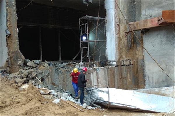 人工拆除钢筋混凝土的方法。