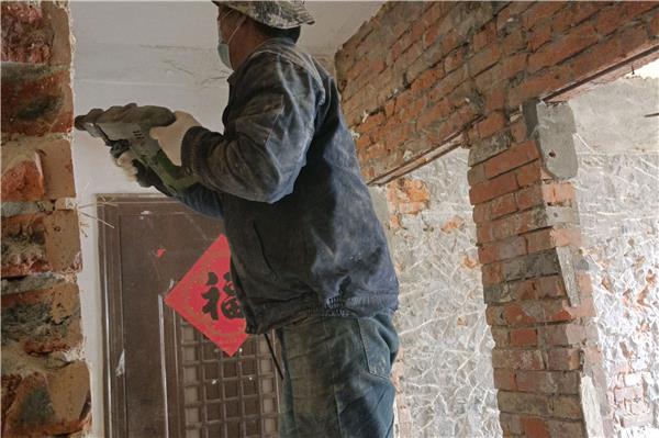 装修拆除：墙砖、墙面专业拆除技巧全解析-装修拆除服务：墙砖、墙面拆除的注意事项与处理方法