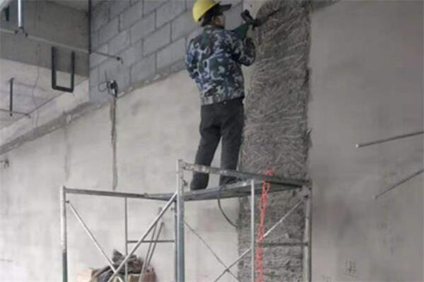 墙面剔凿破碎，涨模剔凿