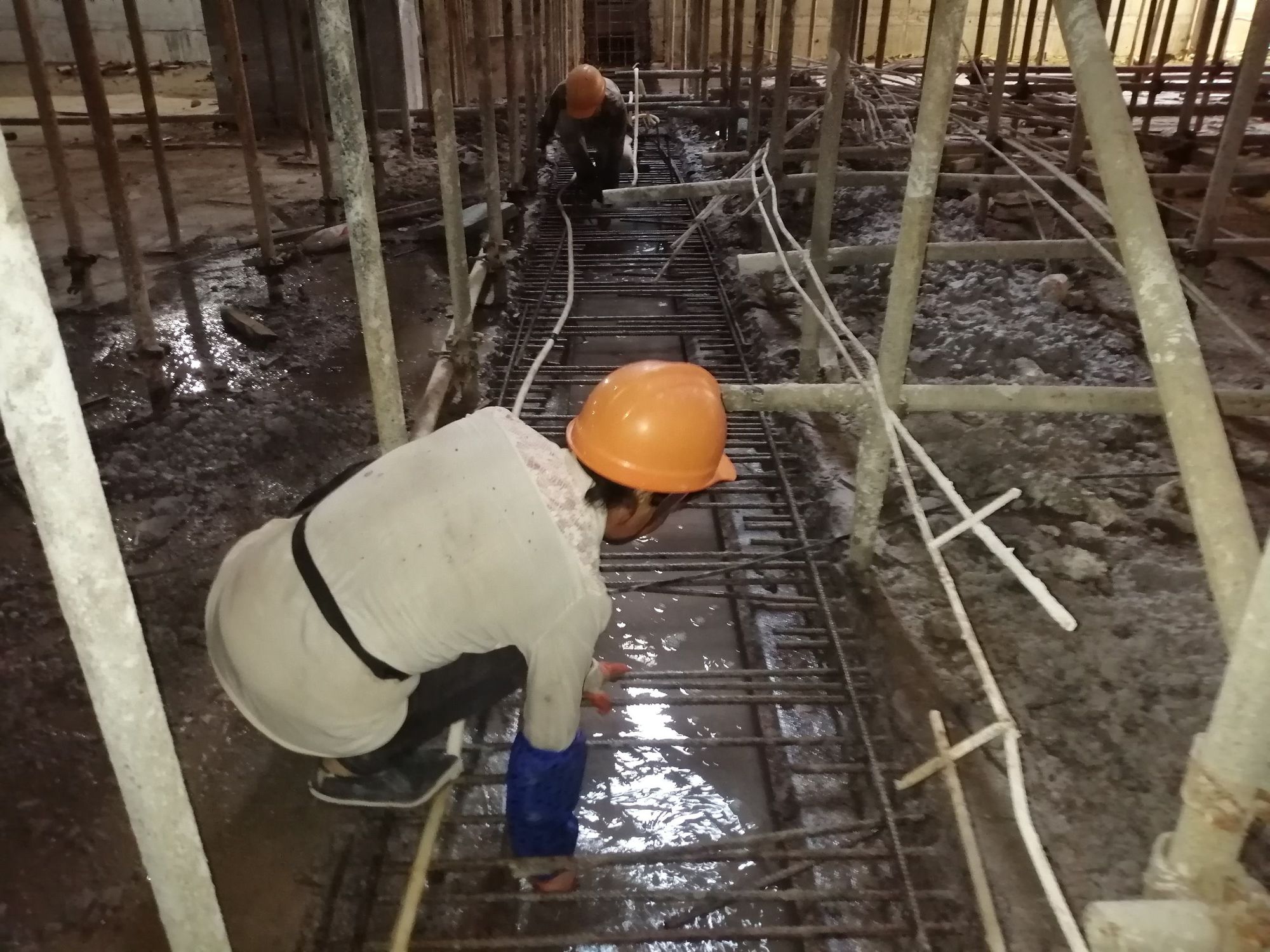 清理后浇带，剔凿后浇带