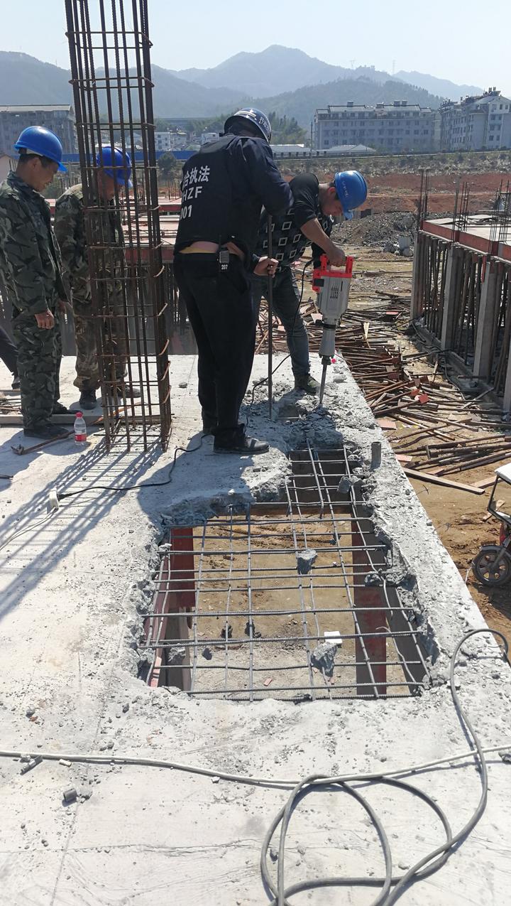 人工拆除，电镐拆除，