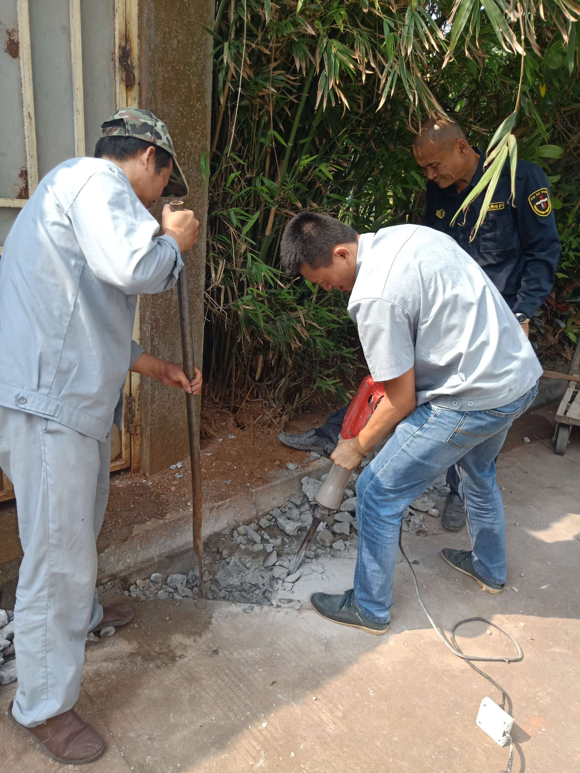 拆除地面。拆除混凝土地面