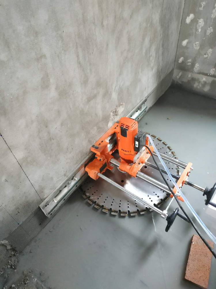 房屋改造：拆墙最好先用切割机切割、电镐点状切割打孔，避免砸墙时连震到梁、柱