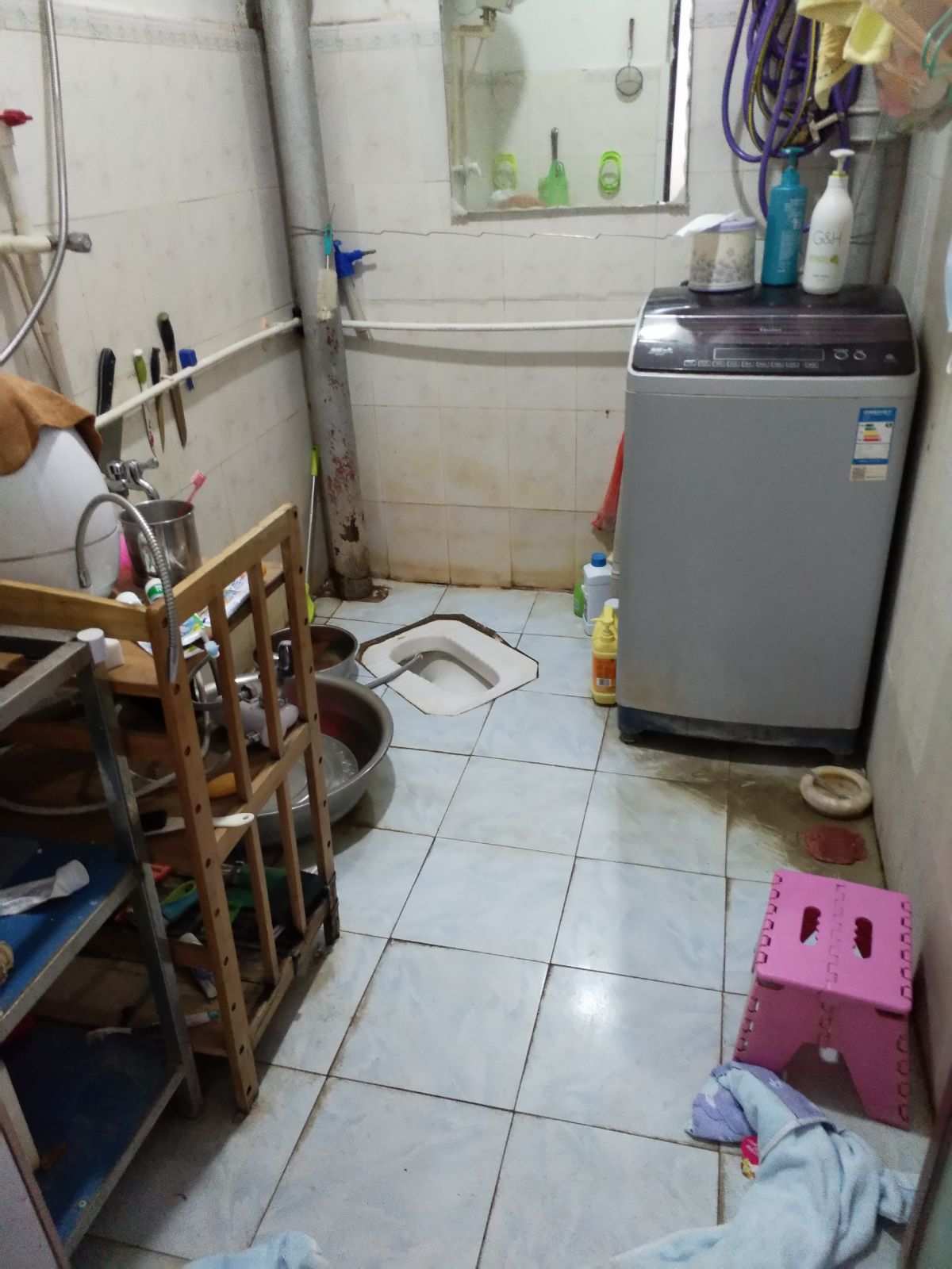 卫生间地面瓷砖拆除翻新和蹲便器更换